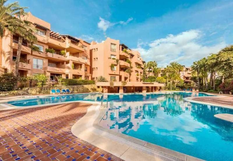 Middle Floor Apartment in The Golden Mile