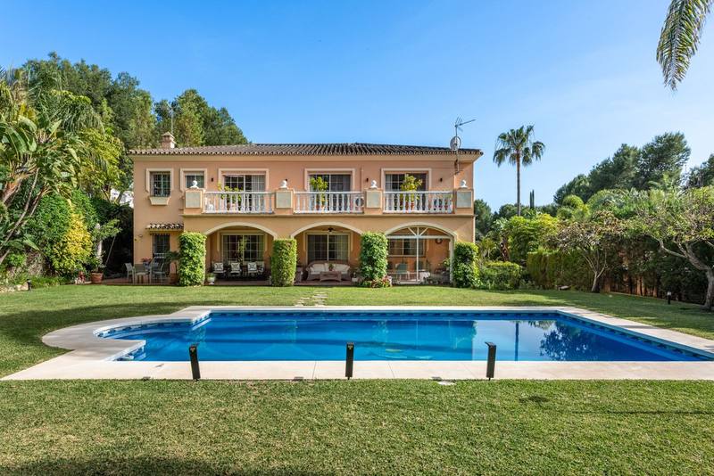 Detached Villa in Nueva Andalucía