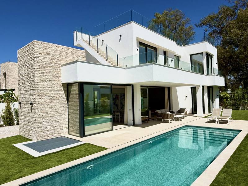 Detached Villa in New Golden Mile