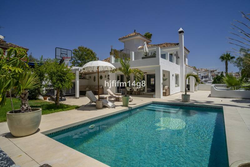 Detached Villa in Nueva Andalucía