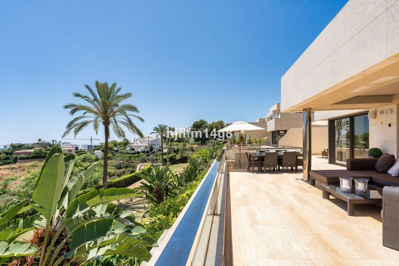 Middle Floor Apartment in Nueva Andalucía
