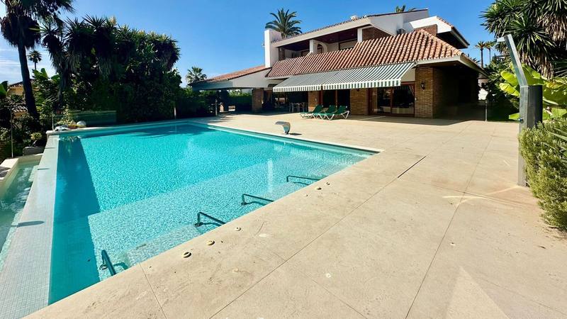 Detached Villa in Nueva Andalucía