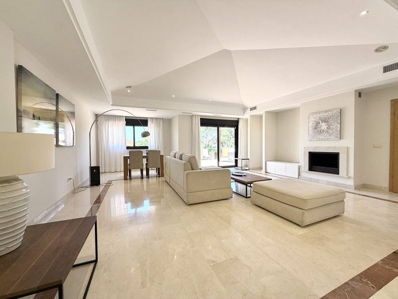 Top Floor Apartment in Puerto Banús