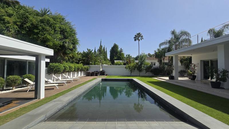Detached Villa in Nueva Andalucía