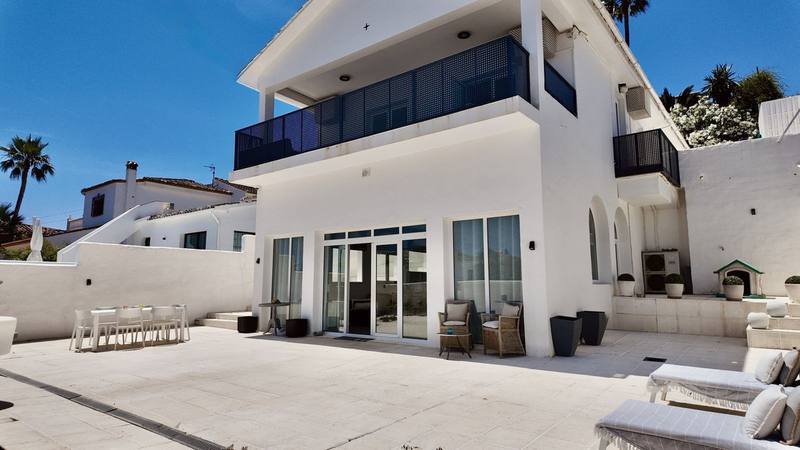 Detached Villa in Nueva Andalucía