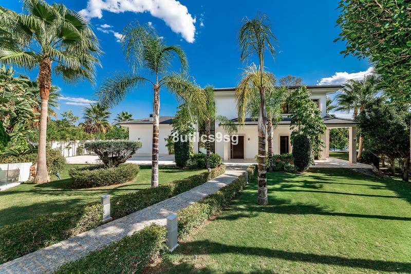 Detached Villa in Nueva Andalucía