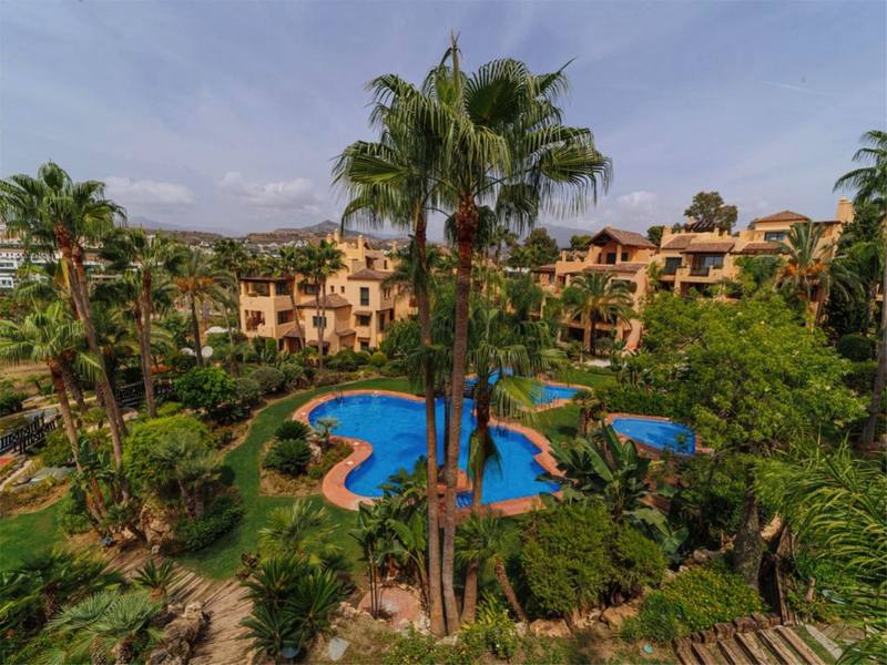 Middle Floor Apartment in New Golden Mile