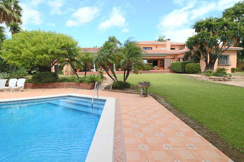 Detached Villa in El Paraiso