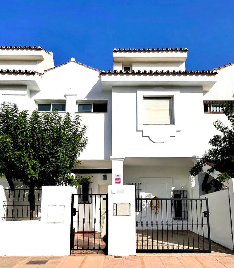 Semi-Detached House in Nueva Andalucía