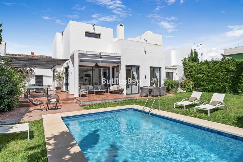 Detached Villa in Nueva Andalucía